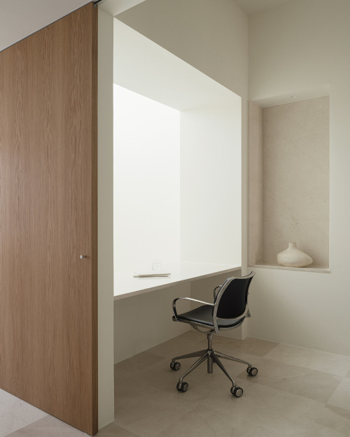  House in El Cabañal in Valencia including a home office with STUA Gas task chair. GAS: www.stua.com