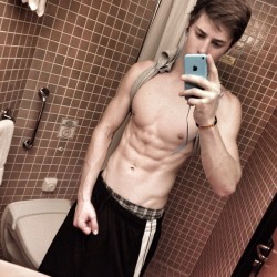 randomjocks:  Nice abs