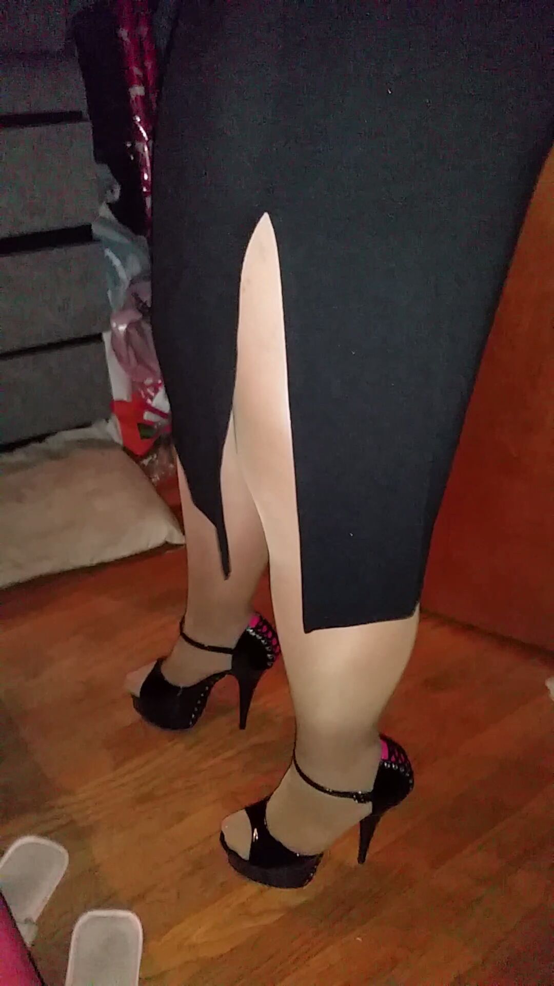 amberprettylez:  glossytanhoser:  Absolutely love Mt wife’s pencil thigh slit skirt