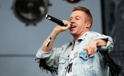 cwtchinq:  amiqo:  niqhtvisions:  flirtinqwbu:  MACKLEMORE IS QUALITY IGHIOREHTILWUHADGKFISAJKOJLFSJFWKFBNFDKJFSDAN  ^you ok? hahaa(:  macklemore looks like ron and draco mixed up   yum