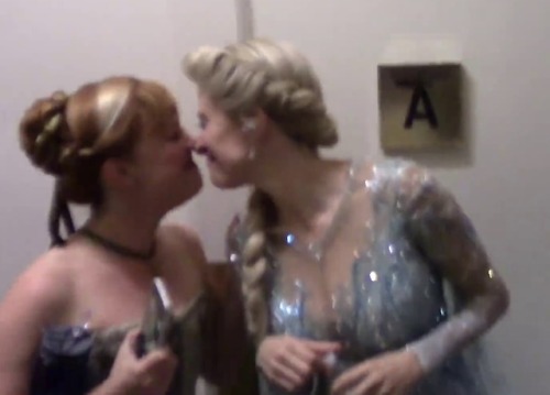 super-mam-te-moc:Nose kisses. This is what I want to see in Frozen 2.