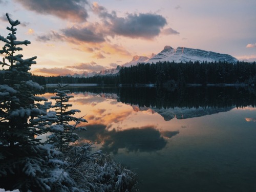 teapalm:  Sunrise over Mount Rundle ( @teapalm ) 