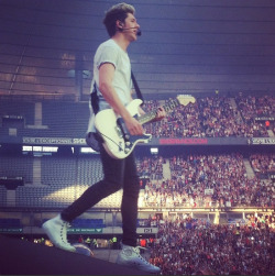 otradirectory:  lioubabm: The Amazing @niallhoran on stage tonight. 