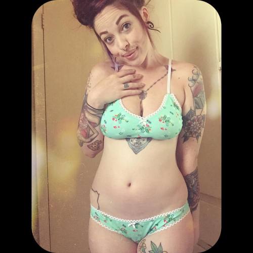 Happy #sundies y'all , from me and my favorite custom @julieklingerie set! It&rsquo;s seriously sooo