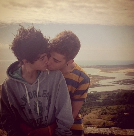 Deux amoureux s'embrassent devant la mer