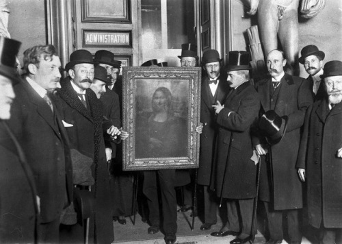 The return of the Mona Lisa to the Louvre after being stolen for 3 years (France, 1914) 