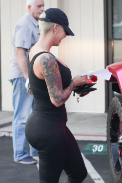 celebritypicturesblog:  Via: https://hotcelebswallpapers.wordpress.com/2016/04/24/amber-rose-candid-shots-in-reseda-april-2016/