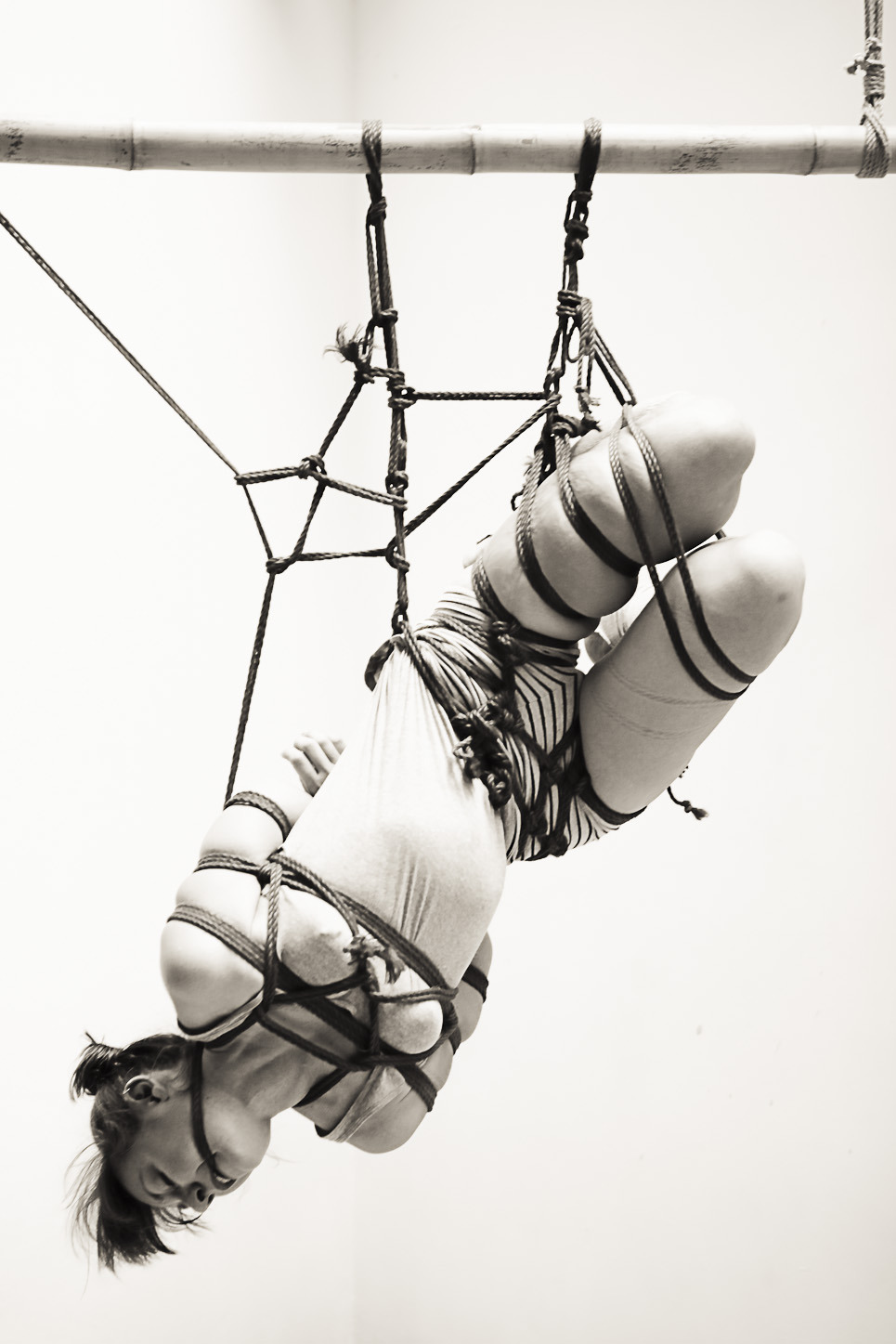 amaury-grisel-shibari:  falling theory  Modelle : Melle F. Kinbaku &amp; Photohraphy