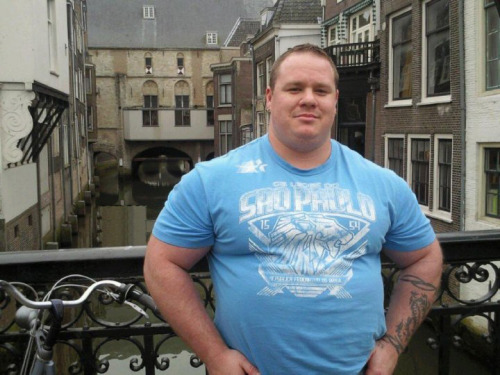 thebigbearcave:  hey joebear, miralo que chulo gran gordo!!! i think i remember I was asking about THIS guy!  any ideas??