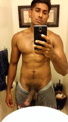 desi-mardo-ki-lund:  Ronit loves to take a selfie after he shoots his load down a twink’s throat. Post suck session selfie.