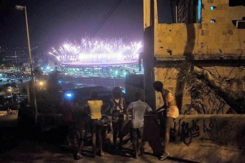 cubaypuertoricoson: The two faces of Rio de Janeiro, Brazil. In this 2016 Olympic Games. (Photo isn&