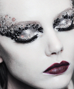  Frida Gustavsson’s intense makeup backstage at Christian Dior Haute Couture F/W 2011 