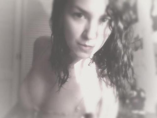 medusaslabyrinth:  Waking up (:  La amo! adult photos