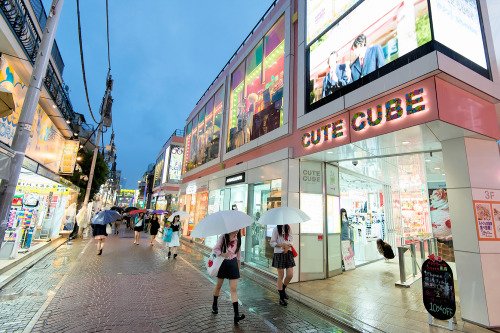 milklotus:  tokyo-fashion:  Rainy night tonight on Takeshita Dori in Harajuku. The weather report for the next week looks like rainy season 2014 has arrived in Tokyo. I love the rain, but not great weather for street snaps. :-)  ughhhh i wanna go so bad