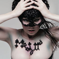 bjorkfr:  Björk par Inez et Vinoodh - pochette de Medúllamise à jour très grand format - 4000 x 3999
