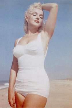thebeautyofmarilyn:  Marilyn photographed