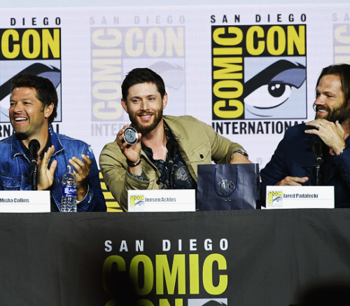 misha-collins:The cast of Supernatural’s final San Diego Comic-Con panel together (2019)