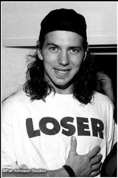 maelisann:  davegrohlslongjohns:  I had to.  I want that sub-pop shirt that ed’s
