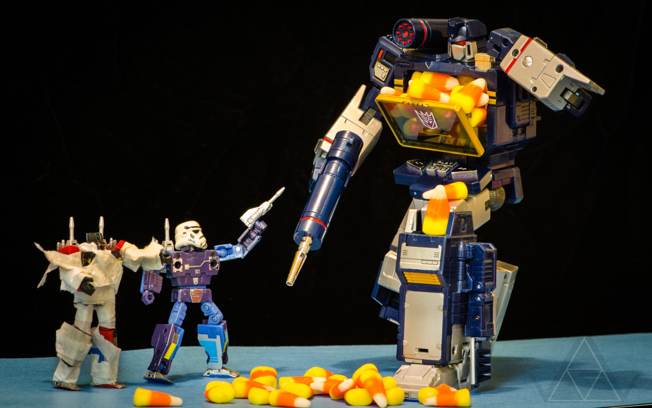 plasticsparkphotos:  Takara Masterpiece Soundwave, Rumble and Frenzy :D Happy Halloween