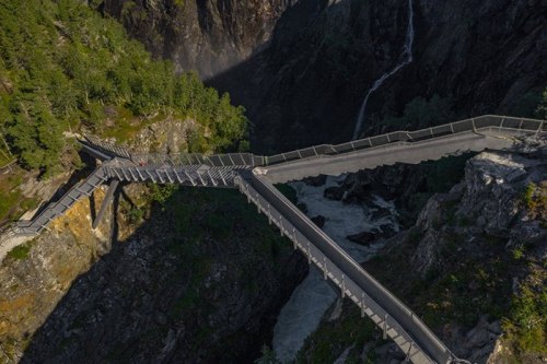 Puente construido sobre Vøringsfossen, la cascada más famosa de Noruega.