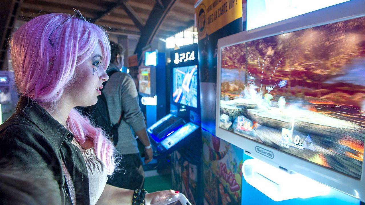 Female Game Tester, Pink hair girl