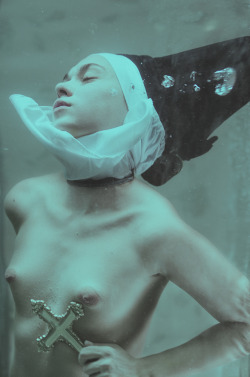 mira-mirabiliaimages:  “Heaven laid in tears” The full series can see on my website  - http://www.miranedyalkova.com/index.php/underwater/2015/heaven-laid-in-tears 