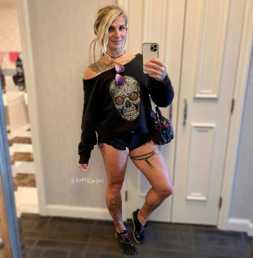 Vegas baby. Time to hit up the town ⁣ .⁣ .⁣ .⁣ .⁣ .⁣ ⁣ #fitgirl ⁣ #fitgirls ⁣ #fitlife ⁣ #fitnessblo