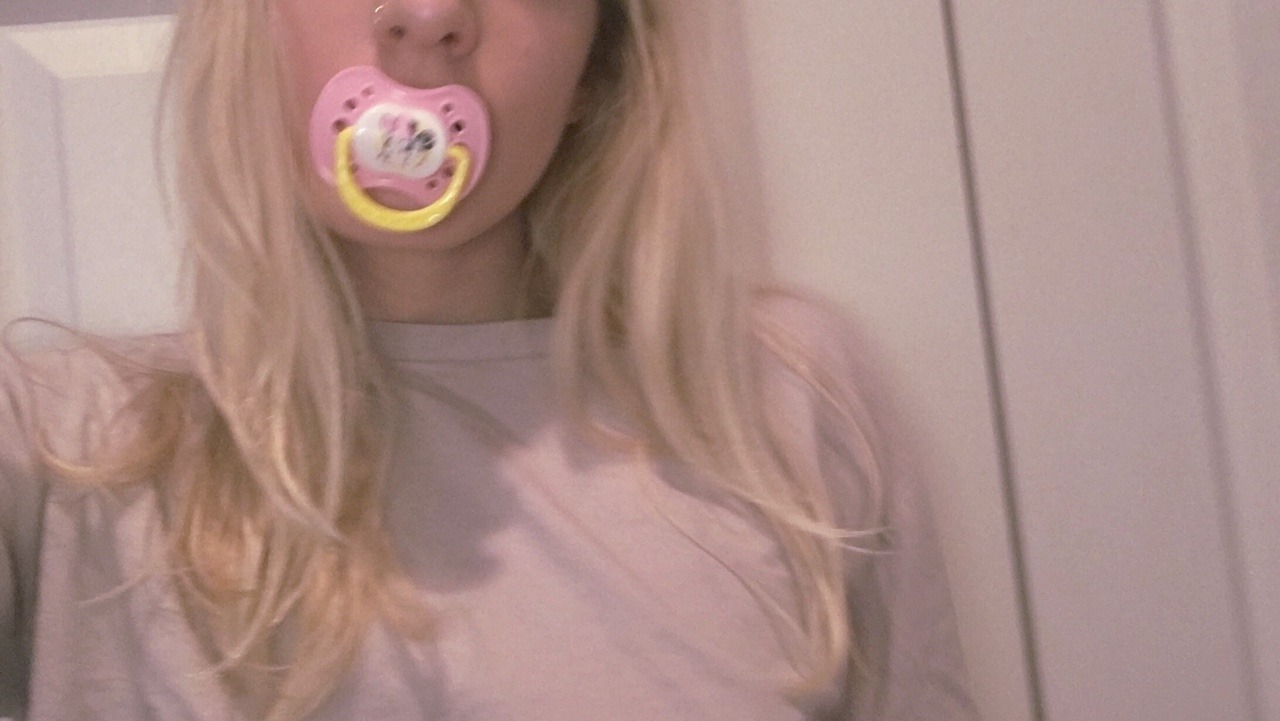 cloudninebrat:  sleepy baby on a glumly wednesday waiting for daddy, im getting impatient