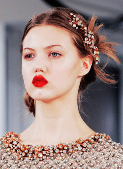 glitter-in-wonderland:  dixias:  lindsey wixson at oscar de la renta fall 2013  xx