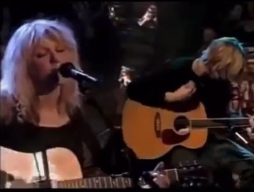 Blurry screenies of Hole from their MTV Unplugged performance. 