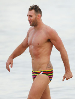 giantsorcowboys:  Baby, It’s Cold Outside! Travis Cloke Smuggles His Budgy And Gets The Temperatures To Rise! Sexy As Hell, Baby!