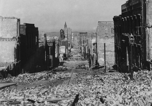 Photos of the 1906 San FranciscoEarthquake:View northeast from City Hall.Souvenir hunters, who in th