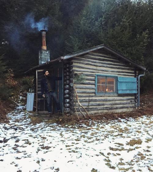 mytractorsandtrucks:  I’d live in this just to be out in the woods and far from people. 