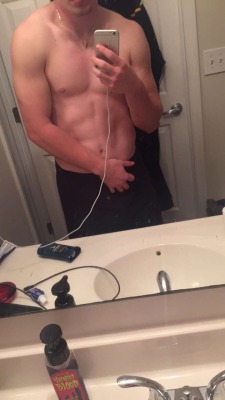 straightmen19:  Garth 19, extremely sexy guy that says he already committed to a d1 college for football, loved showing his dick but wasnt ok with showing his face. Like and ill post videos and more pics of him