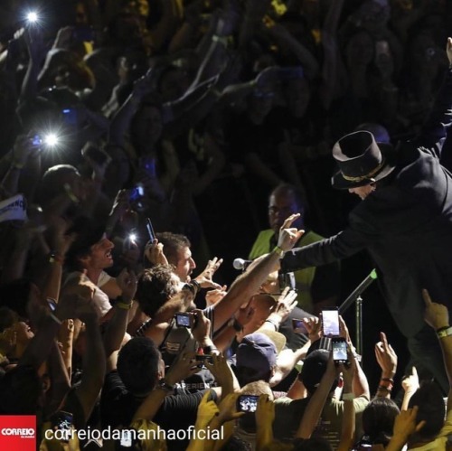 Fotaza de anoche en el @alticearena con #Bono cediendo el micro a #VertigoRadio en un anticipo de lo