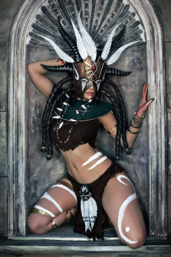 dirty-gamer-girls:  Diablo~ Voodoo Witch by SpcatsTasha Check out http://dirtygamergirls.com for more awesome cosplay 