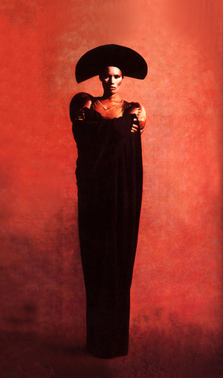 kitschykitschykoo:  fuskida: Grace Jones 1979 | photo Jean Paul Goude Put some Grace in your face !