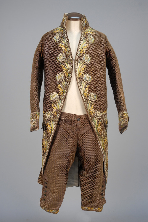 18thcenturyfop: GENTS FIGURED VELVET COURT SUIT, c. 1770. Photos used with permission from Whitaker 