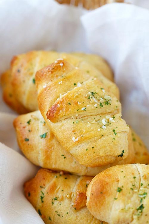 boozybakerr:Garlic Butter Cheesy Crescent Rolls