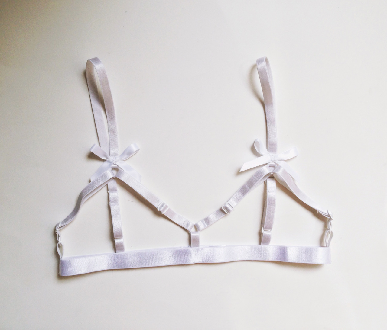 dollyfoxx: Ramona Frame Bra | Available in white or black in sizes XXS - XXL.  www.alexandreanissa.com/ramona
