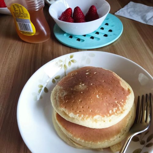 Pancakes and strawberries. #emilytjandra #Lawrenceduplessis #saljublossom #wayneduplessis #breakfast