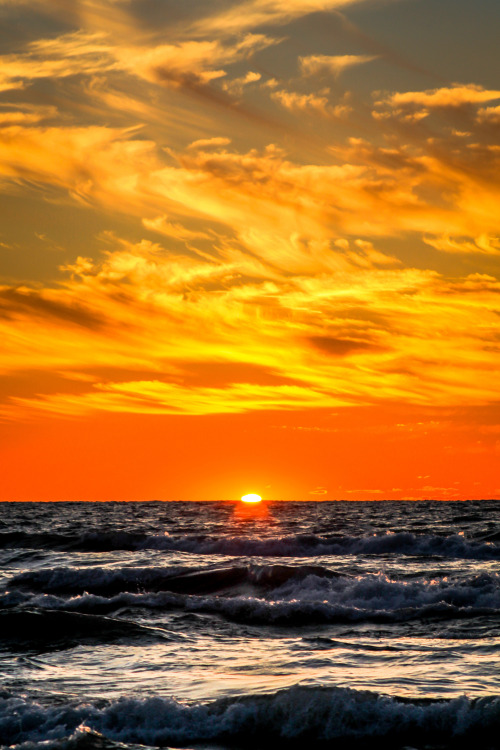 singlestepphotography:  ‘Kiss Goodnight’ - Pinery Provincial Park, Canada By Single Step Photography Facebook 500px Twitter