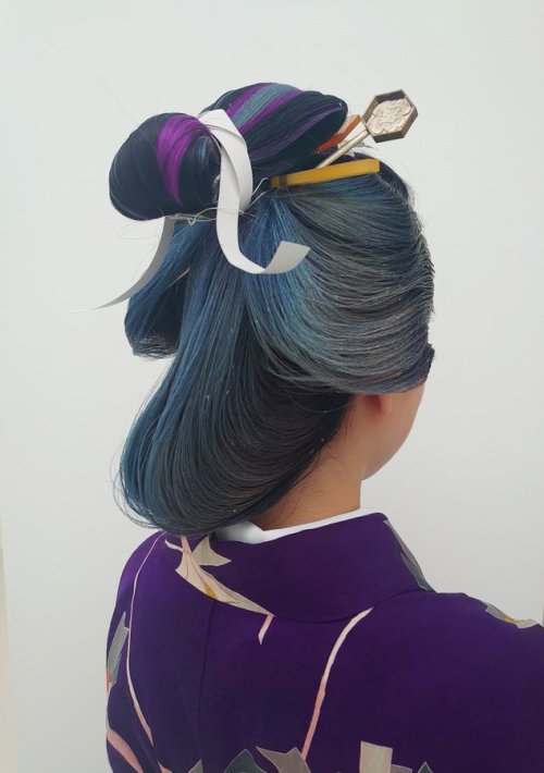 Traditional nihongami hairstyle BUT with oil slick color hair? Sign me in!I love when stylists tweak