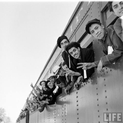 Mexican farm workers arriving in the US to pick crops(J.R. Eyerman. 1942)