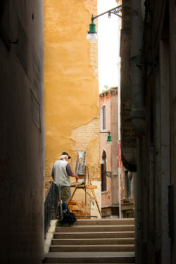 hjlphotos:  Before the crowds, while the light is good by hjl on Flickr. Artist painting a scene of a woman in a hat looking out at a Venetian canal in early morning light 