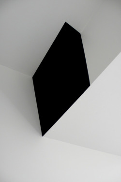 dromik:  Andrew Beck - Column Antumbra (shadow drawing), 2012 wall drawing in oil 