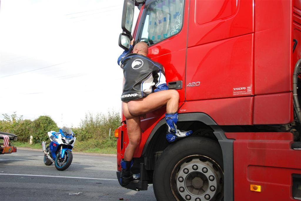oofahpapa:  nutbustcentral:  How I attract other truckers at truck stops   ♂♂ http://oofahpapa.tumblr.com/archive