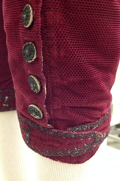 thegentlemanscloset:Red velvet breeches. French 1778. There is some nice detail in these photos, sho