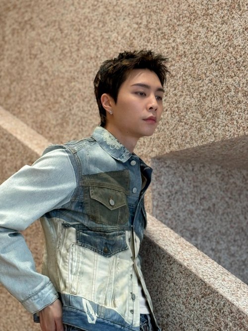 250516 JOHNNY At Acne Studios Store In Beijing