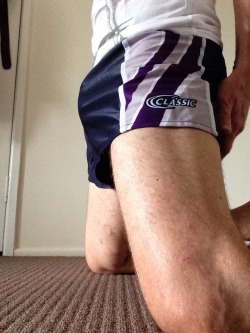 tradiemason:  travy75:  Wanna fuck in #footyshorts